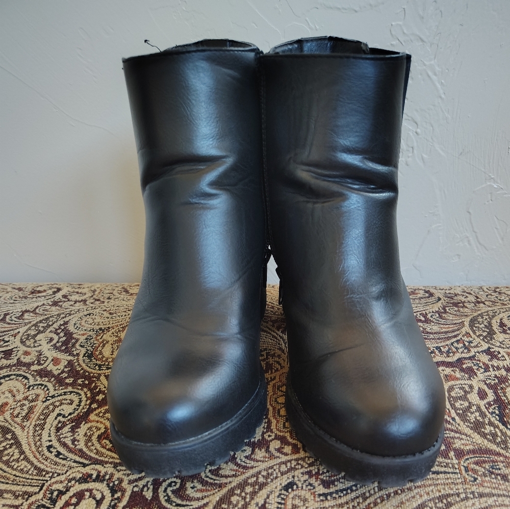 Women's Shi by Journeys Black Ankle Bootie Block Heel Side Zip Size 7